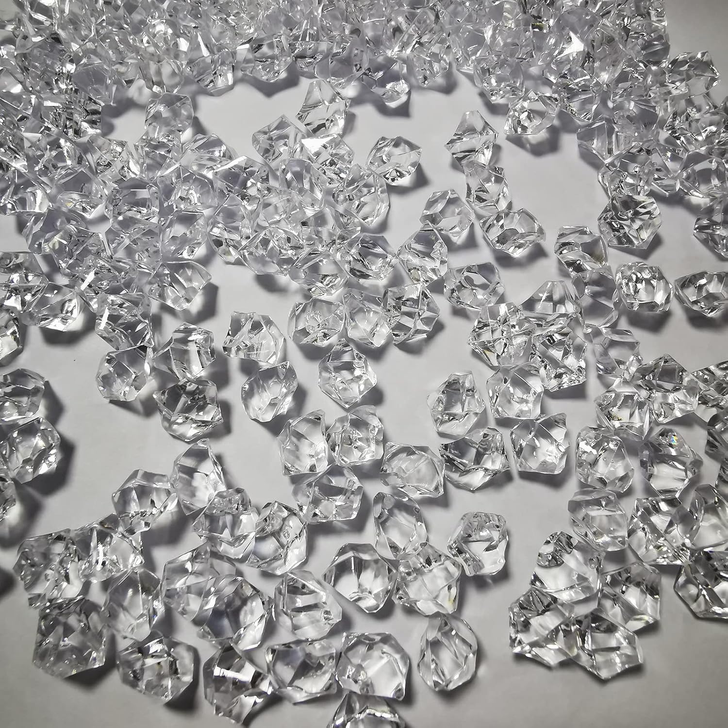 Fake Ice Cubes, 1000 Pcs Acrylic Ice Rocks for Centerpieces, 11 * 14 mm Artificial Ice Table Scatter, Fake Crushed Ice Acrylic Vase Fillers Christmas Decorations